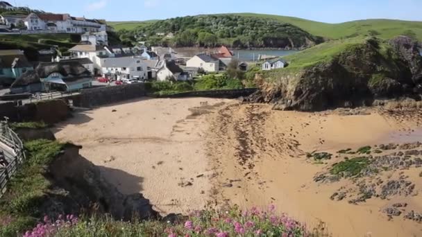 Playa exterior Hope Cove South Devon Inglaterra Reino Unido cerca de Kingsbridge y Thurlstone PAN — Vídeo de stock