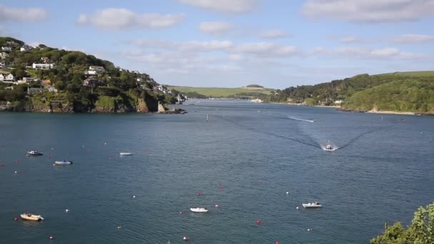 Boote salcombe mündung devon england uk beliebt für segeln und segeln — Stockvideo