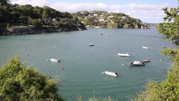 Salcombe Devon Anglie Uk pohled ústí Kingsbridge populární pro plachtění a jachting — Stock video