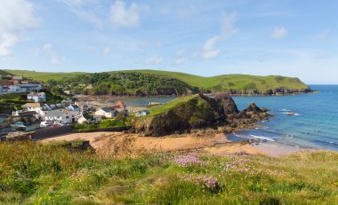 Umut Cove İngiltere İngiltere Kingsbridge Baş Rahibi ve Thurlestone yakın yakınındaki Güney Devon kıyısında Güney Batı sahil yolu görünümünü