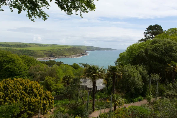 Vistas al mar desde Overbecks Casa Edwardian museo y jardines en Salcombe Devon Inglaterra Reino Unido una atracción turística — Foto de Stock