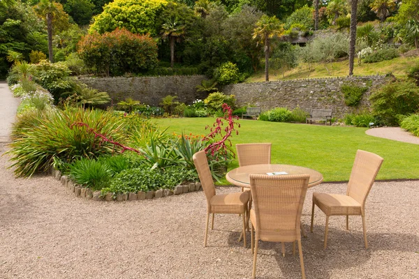 Jardines en Overbecks casa eduardiana Salcombe Devon Inglaterra Reino Unido una atracción turística —  Fotos de Stock