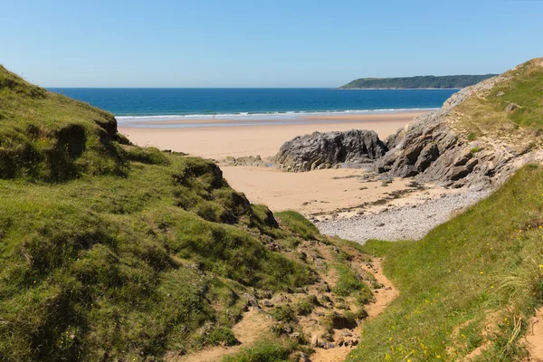 Spiaggia di ghiaia The Gower Galles UK popolare destinazione turistica e accanto a Three Cliffs Bay in estate con cielo blu e mare — Foto Stock