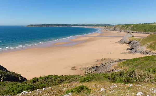 Пляж Gower Wales у залива Three Cliffs Bay летом с голубым небом и морем — стоковое фото