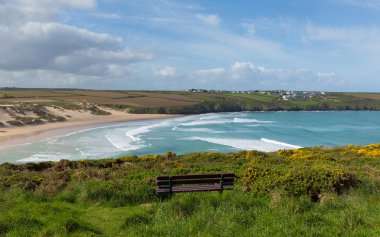 Crantock koyu ve Plajı Kuzey Cornwall İngiltere İngiltere Newquay yakınındaki bahar dalgalar ile