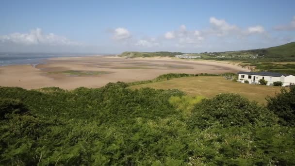 Пляж Broughton Bay Gower в Южном Уэльсе, Великобритания, вблизи пляжа Россили в Бристольском проливе — стоковое видео