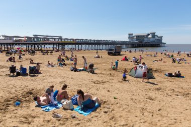 Weston-super-Mare plaj ve İskele Somerset ile turistler ve ziyaretçiler yaz güneşin tadını