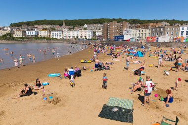 Turistler ve ziyaretçiler yaz güneşin tadını ile deniz göl plaj Weston-super-Mare Somerset