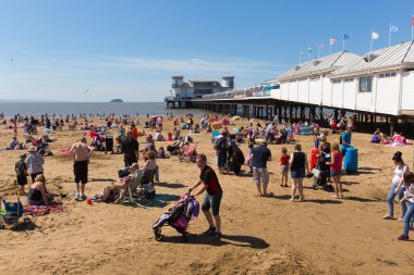 İngiltere'de plaj sahnesinde turistler ve ziyaretçiler güneşin tadını ile yaz Weston-super-Mare pier Somerset