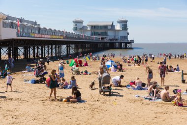 Weston-super-Mare plaj ve İskele Somerset ile turistler ve ziyaretçiler yaz güneşin tadını