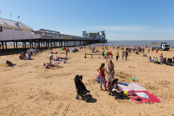 Engelska stranden på sommaren med turister och besökare njuta av sommarsolen — Stockfoto