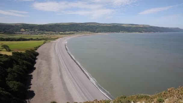 Porlock beach Somerset England UK cerca de Exmoor y al oeste de Minehead en la costa suroeste vista desde Hurlstone Point hacia Porlock Weir PAN — Vídeo de stock