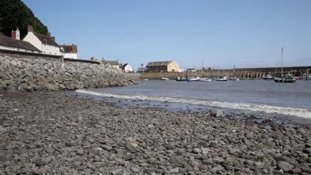 蓝蓝的天空，美丽的一天潘矿产品海港萨默塞特英国夏季海滩上的小石头 — 图库视频影像
