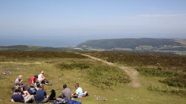 Caminantes disfrutando de la vista desde Dunkery Hill el punto más alto de Exmoor a Minehead Somerset Inglaterra Reino Unido — Vídeos de Stock