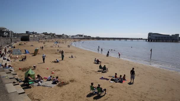 Weston-super-Mare Somerset ile turistler ve ziyaretçiler sahilde — Stok video