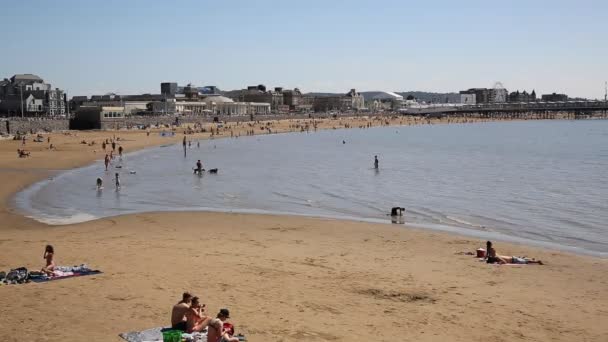 Pohled na pláž Weston-super-Mare Somerset s rekreanty v letním slunci — Stock video