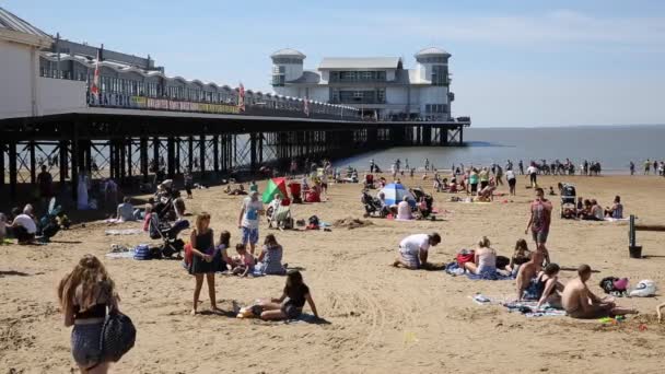 England uk in summer Weston-super-Mare beach and pier Somerset with tourists and visitors enjoying the sunshine — Stock Video