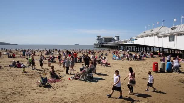 Weston-super-Mare plaj ve İskele Somerset ile turistler ve ziyaretçiler yaz güneşin tadını — Stok video