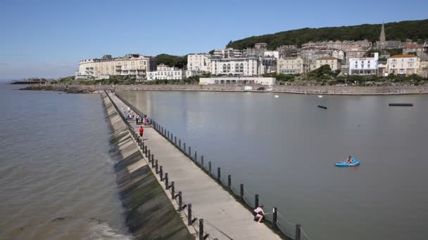 Causeway lago marinho Weston-super-Mare Somerset com turistas no verão — Vídeo de Stock