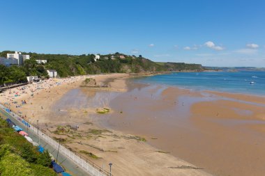 Tenby Pembrokeshire Galler İngiltere'de north Beach'te yaz turistler ve ziyaretçiler ve mavi gökyüzü ile