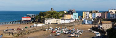 Tenby liman Pembrokeshire Galler İngiltere'de yaz turistler ve ziyaretçiler manzara
