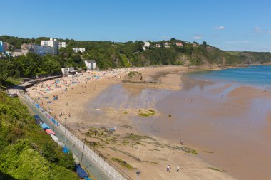Galce Tenby Pembrokeshire Galler İngiltere'de Kuzey Plajı yaz aylarında turistler ve ziyaretçiler ve mavi gökyüzü ile sahil