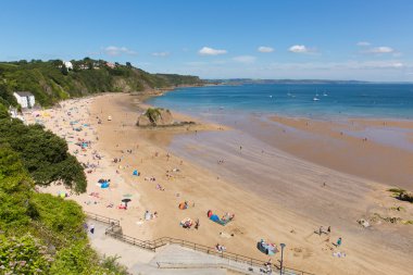 Tenby Pembrokeshire Galler İngiltere'de north Beach'te yaz turistler ve ziyaretçiler ve mavi gökyüzü ile