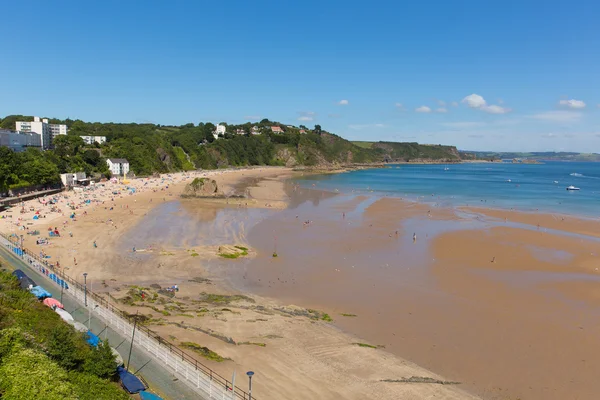 Tenby Pembrokeshire Wales Storbritannien norra strand i sommar med turister och besökare och blå himmel — Stockfoto