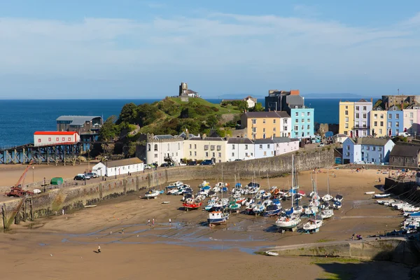 Puerto de Tenby Wales Reino Unido con barcos y turistas en verano —  Fotos de Stock