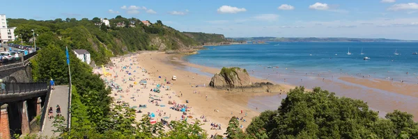 Tenby Pembrokeshire Galler İngiltere'de north Beach'te yaz turistler ve ziyaretçiler ve mavi gökyüzü panorama ile