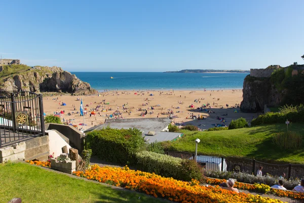 Tenby Pembrokeshire in Wales uk kasteel strand in de zomer met toeristen en bezoekers en blauwe hemel Stockfoto