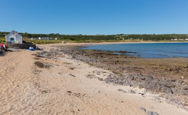 Bağlantı noktası Eynon beach Gower yarımada Galler İngiltere'de popüler turizm açık mavi gökyüzü ile bir yaz gününde