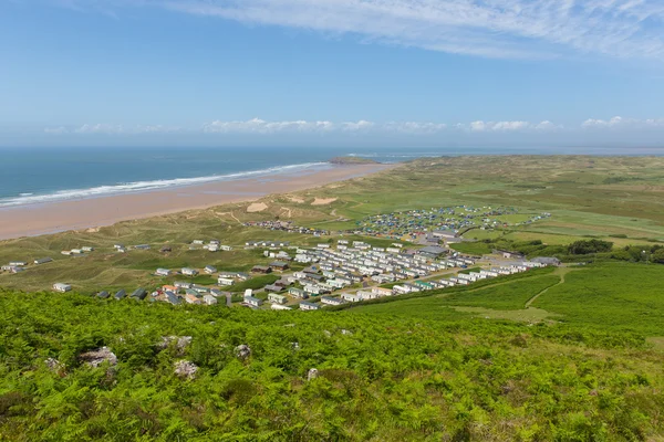 Rhossili vista costa toalla Burry Holms y Hillend La península de Gower Gales Reino Unido en verano con caravanas y camping en el camping — Foto de Stock