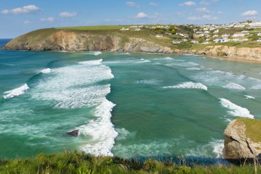 Newquay Mawgan'da Porth Kuzey Cornwall İngiltere İngiltere bir yaz gününde Cornish Atlantik kıyısında mavi gökyüzü ile çevre güzel sörf beach