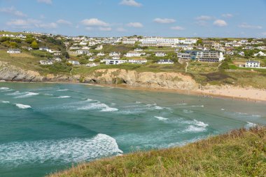 Mawgan'da Porth Kuzey Cornwall İngiltere Newquay yakınındaki ve güneyinde Porthcothan ve Treyarnon mavi gökyüzü ile bir yaz gününde