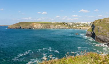 Mawgan'da Porth coast Kuzey Cornwall İngiltere Newquay yakınındaki ve güneyinde Porthcothan ve Treyarnon mavi gökyüzü ile bir yaz gününde