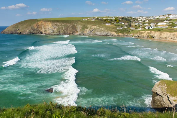 Красиві серфінг пляж поблизу Newquay Mawgan ресторан півночі Корнуолл Англії Великобританії на літній день з Синє небо Манстер корнуельською мовою — стокове фото