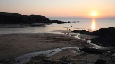Treyarnon Bay Cornwall İngiltere İngiltere plajda denizin Pan insanlarla günbatımı