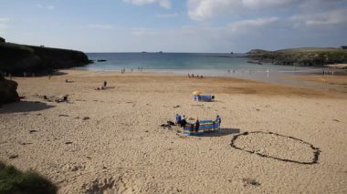 Treyarnon Bay beach Cornwall İngiltere'de İngiltere'de Cornish Kuzey Sahili Newquay ve Padstow arasında mavi gökyüzü gün güneşli yaz
