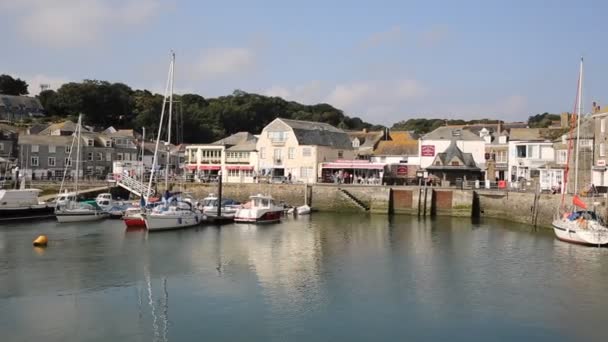 Cornish harhour Padstow Kuzey Cornwall İngiltere İngiltere sakin iyi hava ve su tekneler — Stok video