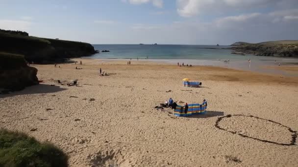 Pensionat Bay beach Cornwall England Storbritannien Cornish norra kust mellan Newquay och Padstow en solig sommardag blå himmel — Stockvideo