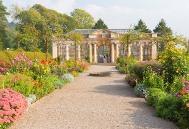 Tyntesfield evin yakınına Bristol Somerset İngiltere İngiltere güzel featuring bir turistik gerekçesiyle çiçek bahçeleri ve Victoria Gotik Revival ev ve Emlak bahçeleri