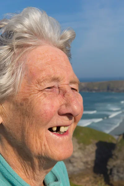 Ältere Rentnerin mit Zahnproblemen und fehlendem Zahn lizenzfreie Stockfotos