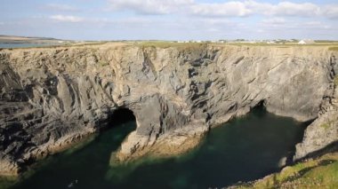 Yaz aylarında Treyarnon Porthcothan arasında bulunan, masmavi deniz ve insanlar Şnorkelle Dalma ile koyu Kuzey Cornwall şarap