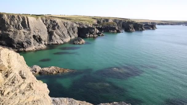 Hermosa costa inglesa entre Treyarnon y Porthcothan norte Cornwall con mar azul turquesa claro — Vídeo de stock