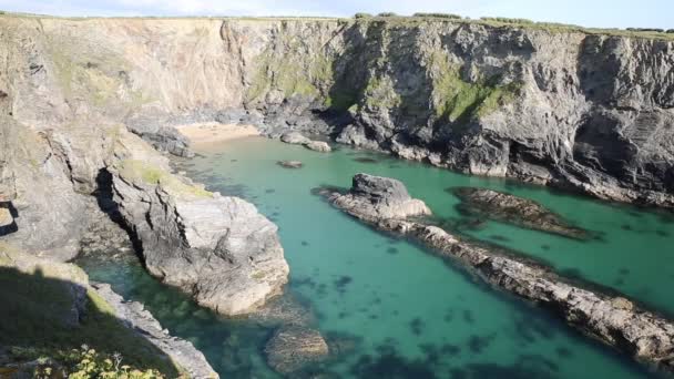 Prachtige duidelijk turkoois blauwe zee in zomer Fox Cove Cornwall kust tussen Treyarnon en Porthcothan — Stockvideo