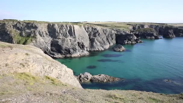 Mar azul claro na costa do Reino Unido na Cornualha do Norte entre Treyarnon e Porthcothan no verão — Vídeo de Stock