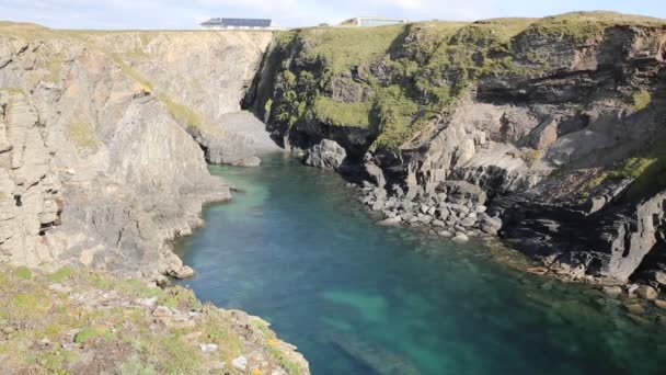 Peper Cove op de kust van Cornwall tussen Treyarnon en Porthcothan met heldere zee in de zomer van Kyststien — Stockvideo