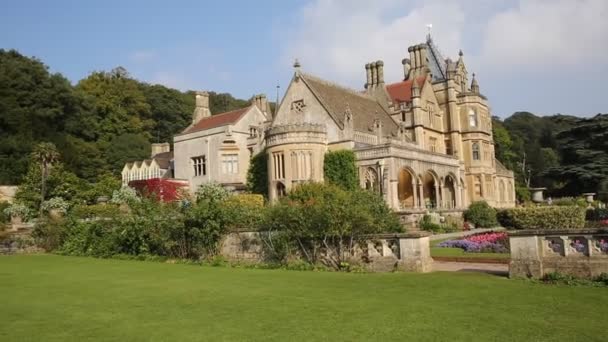 Tyntesfield House nära Bristol Somerset England Storbritannien turist attraktion med vackra blomsterträdgårdar och en viktorianska gotiska Revival hus och egendom trädgårdar i slutet September solsken — Stockvideo