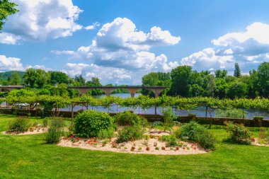 Dordogne Fransa Renkli çiçekler Limeuil nehri